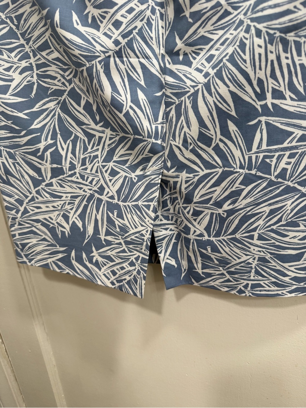 🩷 2 for $20! NWT Ann Taylor Blue and White Leaf-Print Pencil Skirt - medium - Picture 7 of 8